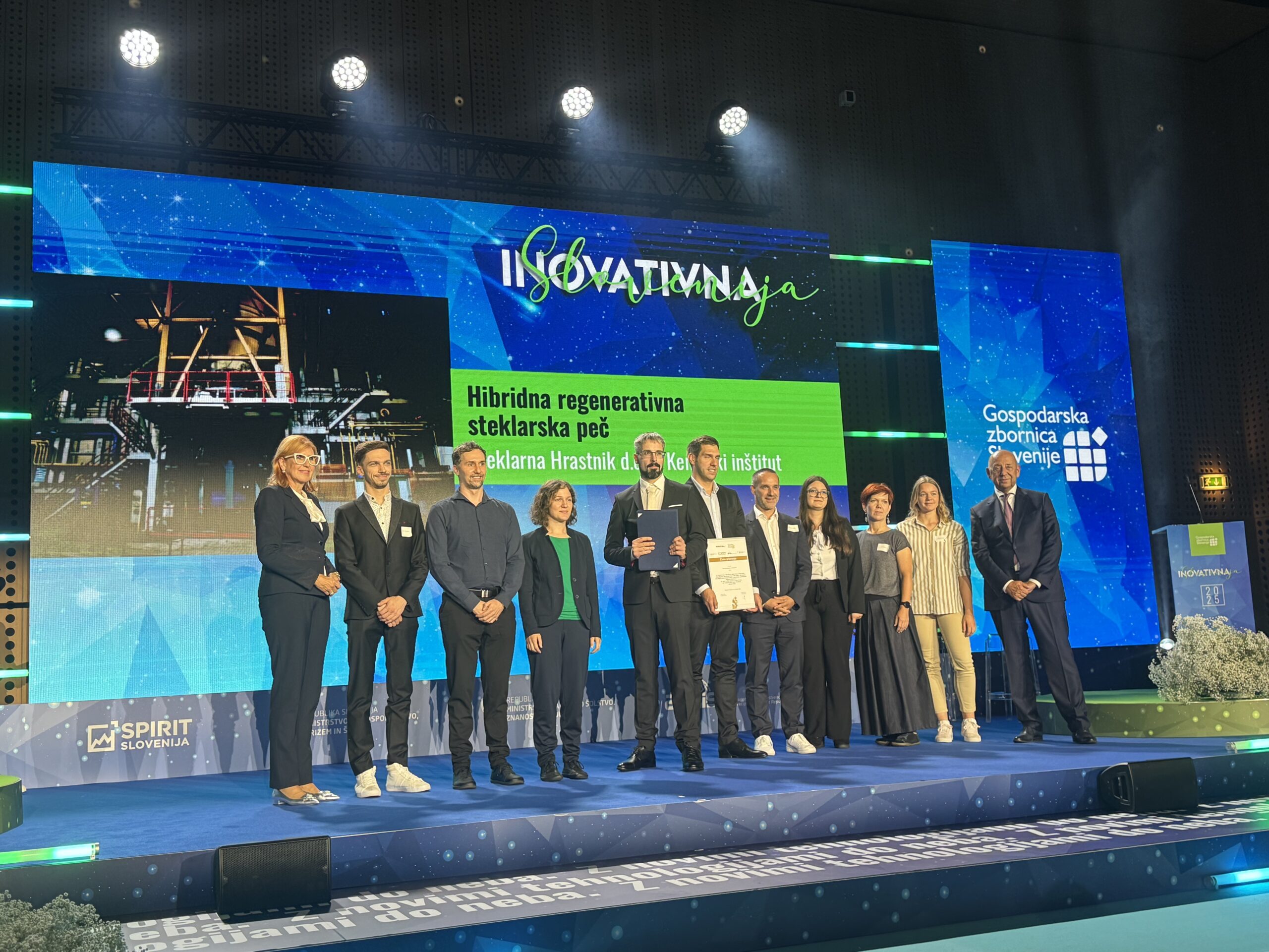 Steklarna Hrastnik prejela zlato priznanje GZS za inovativnost: Projekt BEAR kot preboj v zeleno steklarstvo